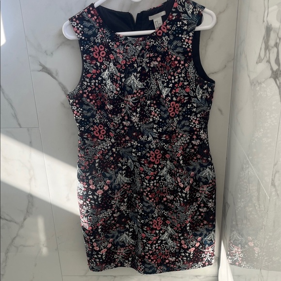 H&M Dresses & Skirts - H&M brocade floral mini Dress with gold zipper